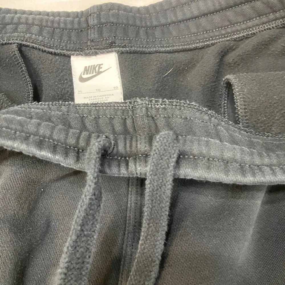 Nike Mens XL Black Club Fleece Joggers Tapered Sweatpants Embroidered Swoosh